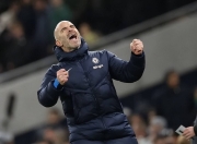 Jinnianhui- 德罗巴在SKT比赛中重要助攻，锐不可当引发热议！再创辉煌时刻